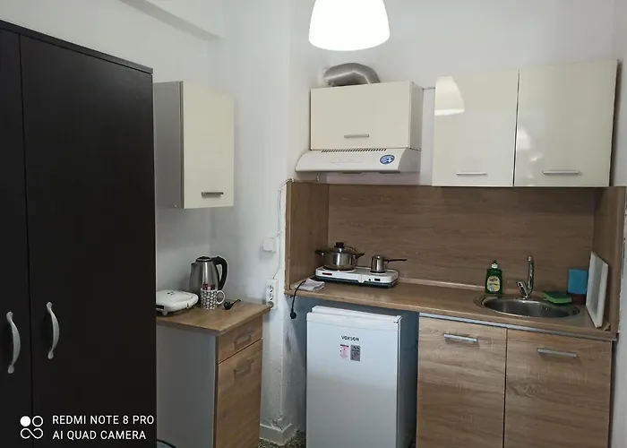 To Let Giannis Lejlighed *